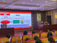 <b>工做人员细致引见“明厨亮灶”工程的落地：色</b>